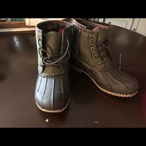 Nine West snow booties.